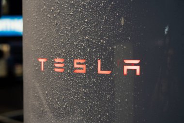 Tarragona, İspanya - 27 Eylül 2023: Elektrikli araba şarj istasyonu Tesla Supercharger.