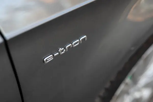 Slovo Etron Objevuje Boku Automobilu Představuje Jeho Ekologicky Elektrický Motor Stock Obrázky