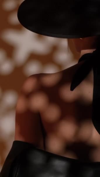 Stüdyoda Altın Madalyalı Siyah Şapkalı Bir Kızın Moda Portresi Mücevherler — Stok video