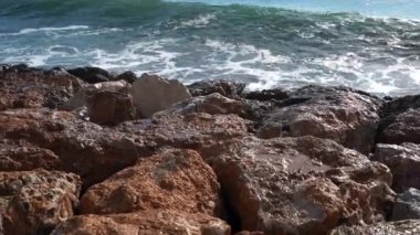 Deniz dalgaları kayalara çarpıyor..