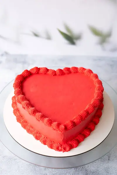 Gyönyörű Torta Piros Szív Alakban Függőleges Fénykép Stock Kép
