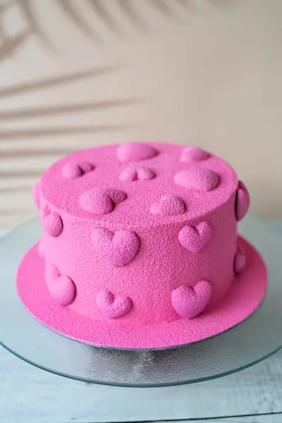 Gyönyörű Torta Rózsaszín Szív Egy Bézs Háttér Jogdíjmentes Stock Képek