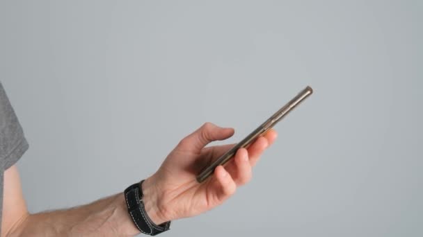Zbliżenie Mężczyzny Trzymającego Smartfona Ręku Czarnym Tle — Wideo stockowe