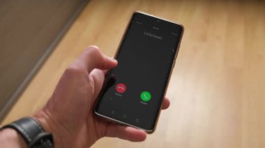 Cep telefonundaki dolandırıcılardan bilinmeyen bir çağrı.