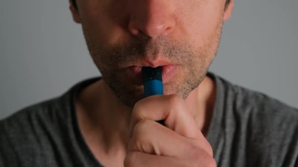 Gros Plan Homme Fumant Une Cigarette Électronique Toussant Cause Tabagisme — Video