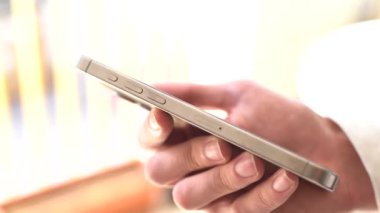 Tarragona, İspanya - 24 Mart 2024: Bir adam yeni bir iPhone 15 'i elinde tutuyor.