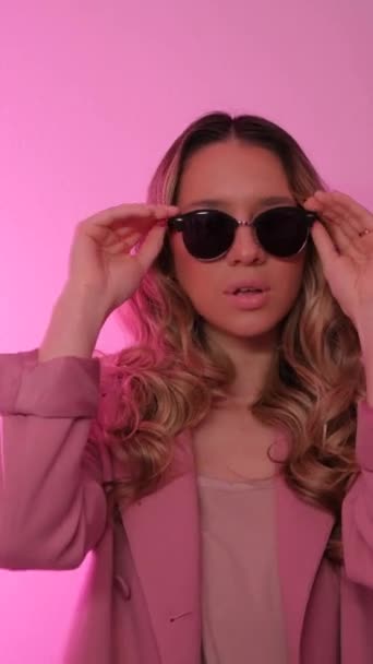 Portret Dziewczyny Pięknym Makijażem Różowym Tle Modelka Pionowe Wideo — Wideo stockowe