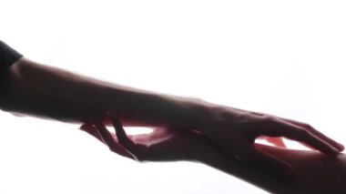 Romantik insanların beyaz bir arka planda el ele tutuşması. Bir çift sevgi dolu el birleşsin.