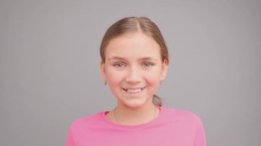 Kız kameraya baktı ve gülmeye başladı..