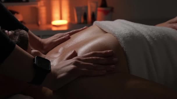 Relaksujący Masaż Klatki Piersiowej Szyi Dla Mężczyzny Salonie Spa Ciemnym — Wideo stockowe
