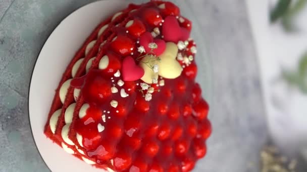 Piękne Czerwone Ciasto Kształcie Serca Zwieńczone Dżemem Truskawkowym Szarym Tle — Wideo stockowe