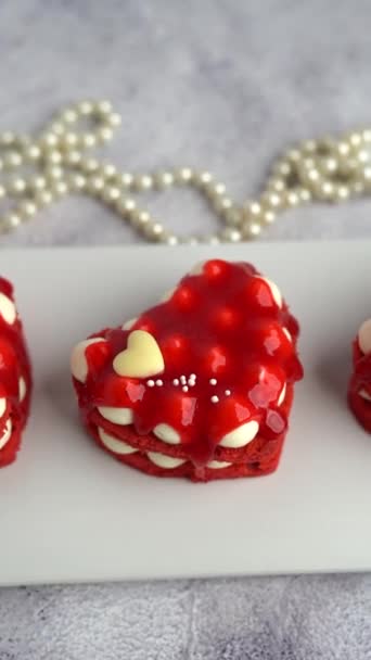 Hermoso Pastel Rojo Forma Corazón Cubierto Con Mermelada Fresa Sobre — Vídeos de Stock