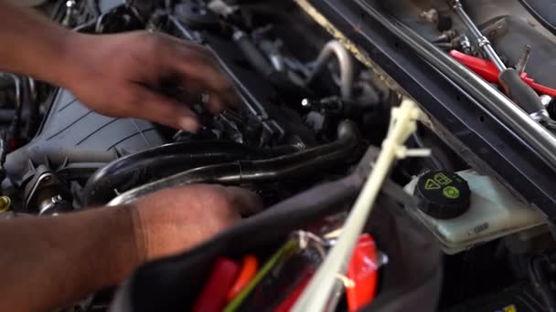 Męski Mechanik Naprawia Samochód Zbliżenie — Wideo stockowe