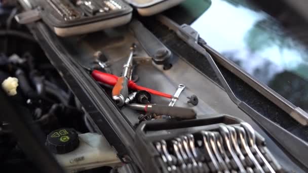 Męski Mechanik Naprawia Samochód Zbliżenie — Wideo stockowe