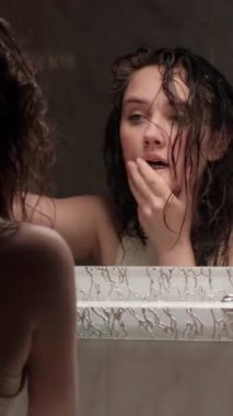 Uyuşturucu bağımlısı bir kız. Histeri bağımlısı. Dikey video.