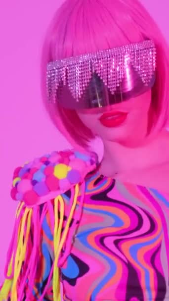 Eine Frau Mit Kreativer Brille Und Neonlicht Tanzt Wunderschön Pinkfarbenes — Stockvideo