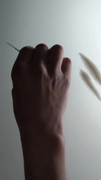 Uomo Prepara Drogarsi Polvere Bianca Sotto Forma Eroina Sul Tavolo — Video Stock