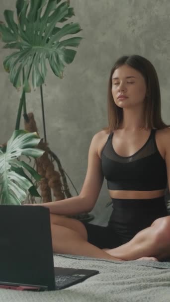 Молодая Красивая Женщина Ноутбуком Медитирует Онлайн Дома Вертикальное Видео — стоковое видео