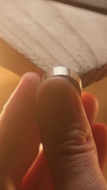 Egy Ékszerész Kezében Egy Ezüst Gyűrű Egy Munkapadon Dolgozik Rajta — Stock videók