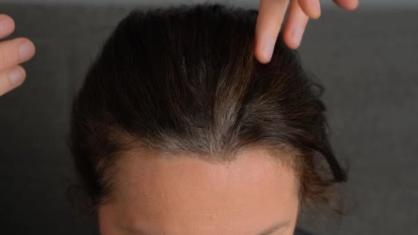 Голова Літньої Жінки Сірим Волоссям Яка Виросла Після Фарбування — стокове відео