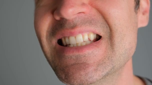 감정적 남자는 이빨을 자극성 클로즈업 — 비디오