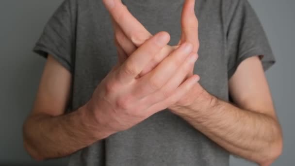 Ein Mann Grauen Shirt Reibt Sich Die Hände Großaufnahme Die — Stockvideo
