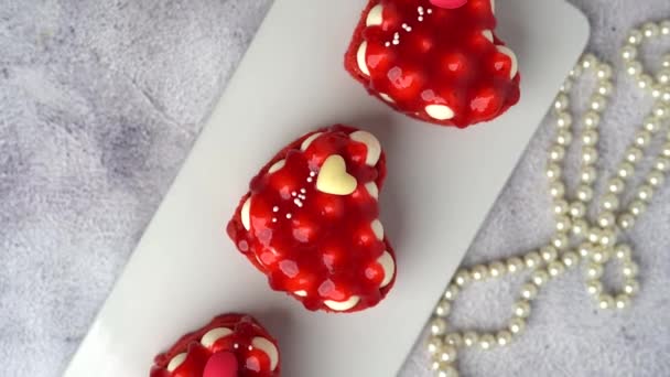 Frumos Tort Roșu Formă Inimă Acoperit Gem Căpșuni Fundal Gri — Videoclip de stoc