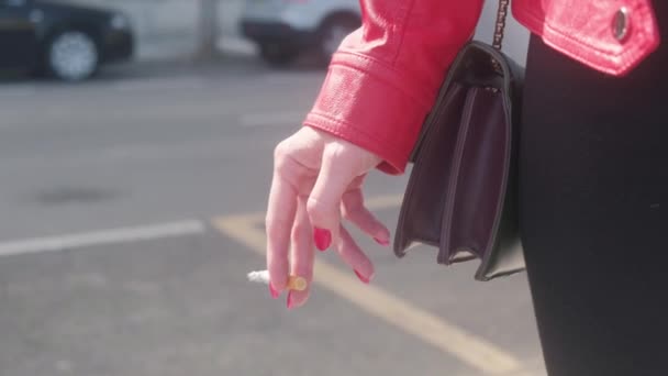 Eine Frau Hält Eine Brennende Zigarette Nahaufnahme Ihren Händen — Stockvideo