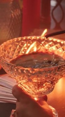 Suda balmumu üzerine sihirli kehanet. Psişik görüş, falcı ve ayin. Dikey video.