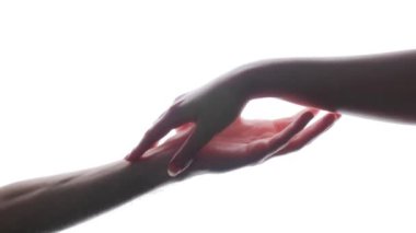 Romantik insanların beyaz bir arka planda el ele tutuşması. Bir çift sevgi dolu el birleşsin.