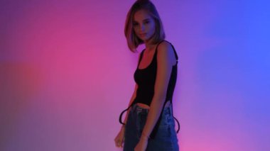 Stüdyoda neon ışığı altında şık ve güzel bir model..