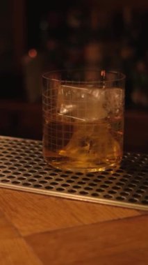 Bir bardak buzlu viski..