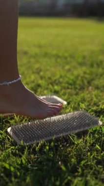 Kadınların ayakları meditasyon için keskin tırnaklara basar, sadhu tahtası. Dikey video.