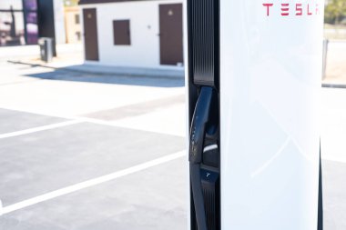 Tarragona, İspanya - 27 Eylül 2023: Elektrikli araba şarj istasyonu Tesla Supercharger.