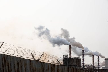 Fabrikadaki bacalardan duman çıkıyor. Çevre kirliliği.
