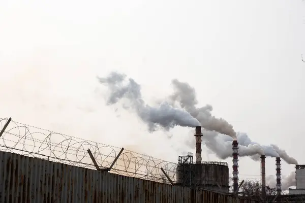 Fabrikadaki bacalardan duman çıkıyor. Çevre kirliliği.