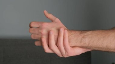 Akupres, el tedavisi, arka planda akapunktur, yakın plan gri..