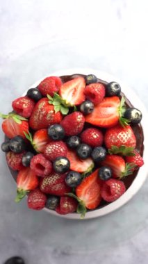 Ayna jöleli ve taze dutlu güzel bir pasta. Dikey video.