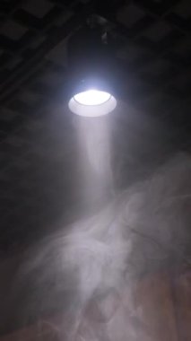 Duman bulutu olan lambalar. Yakın plan. Dikey video.