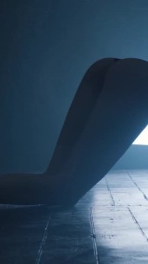 Mavi dumanla erotik dans eden seksi bir kızın silueti. Dikey video.