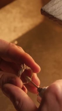 Motor aletini cilalayarak halkayı tamir etmeyi bitirin. Dikey video.