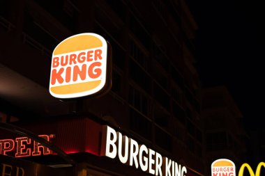 Tarragona, İspanya - 09 Haziran 2023: Burger King İmza EnTracding Binası. Geceleri Burger King restoranının dışında..