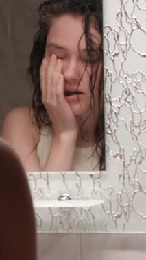 Uyuşturucu bağımlısı bir kız. Histeri bağımlısı. Dikey video.