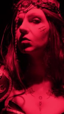 Siyah bir arka planda dumanlı siyah takım elbiseli gizemli bir elf görüntüsü. Cadılar Bayramı. Dikey video.