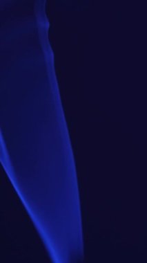 Esmer bir arka planda tütsü tütsüsü yakın çekim. Dikey video.