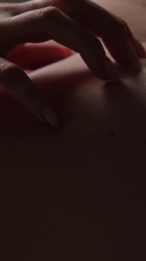 Bir kadın, bir erkeğin üzerinden hızla geçer. Evli bir çiftin ilişkilerinde tutku ve aşk. Dikey video.