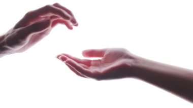 Romantik insanların beyaz bir arka planda el ele tutuşması. Bir çift sevgi dolu el birleşsin.