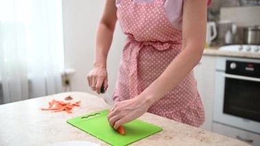 Havuç kesen bir kadının yakın çekimi..