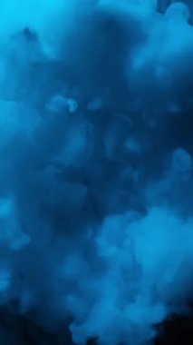 Çok renkli dumanın dokusu. Buhar, duman bulutu. Dikey video.