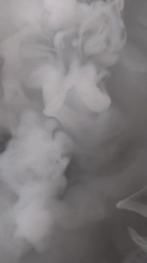 Çok renkli dumanın dokusu. Buhar, duman bulutu. Dikey video.